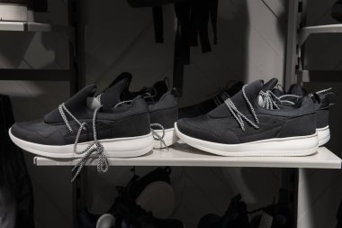 Siyah ve beyaz spor ayakkabı closeup ile vitrin