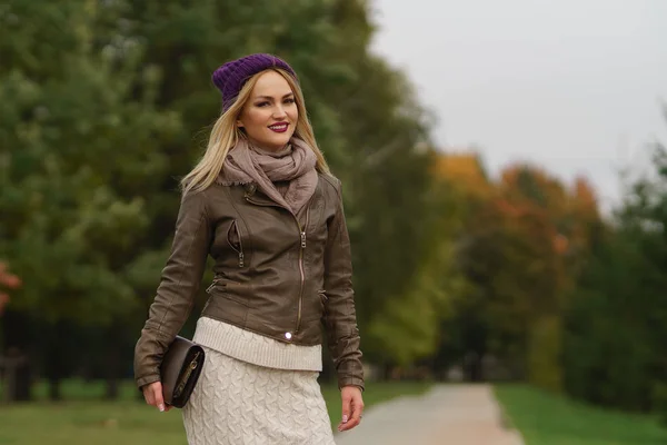 Schöne blonde Mädchen zu Fuß in den Park — Stockfoto