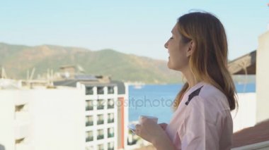 Çay içme bornoz güzel genç kadın