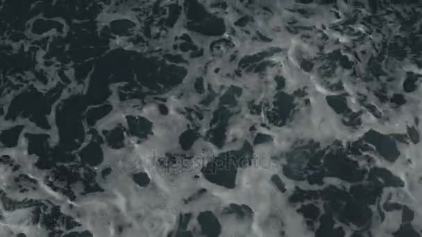 Rastro de la cola de la lancha rápida en la superficie del agua en el mar — Vídeos de Stock