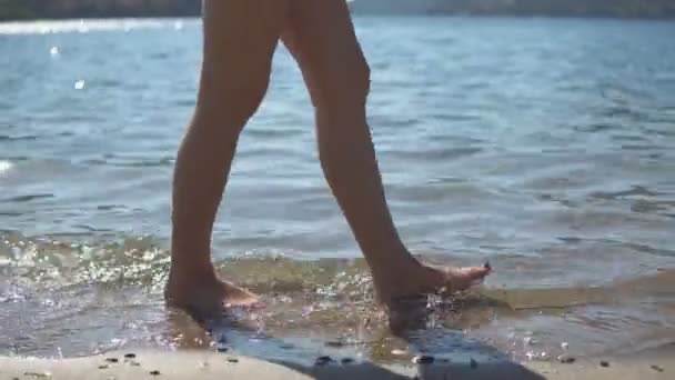 Güzel kadın ayak yürüme yalınayak deniz kıyısında — Stok video