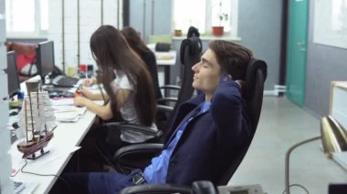 Ofiste çalışan iş adamları