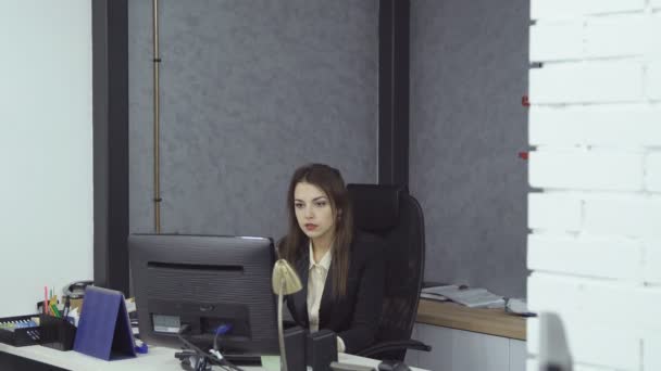 Бизнес-люди, работающие в офисе — стоковое видео