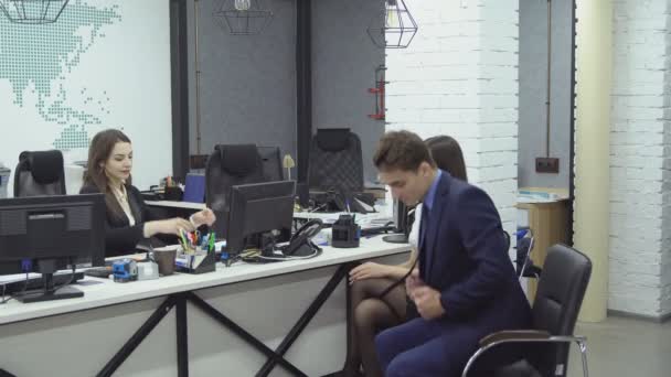 Gente de negocios trabajando en oficina — Vídeo de stock
