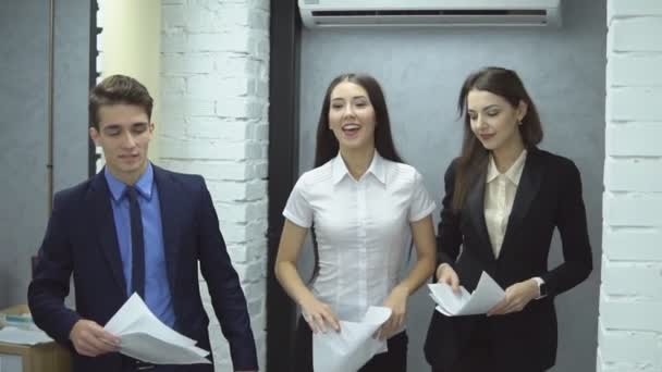 Les gens d'affaires travaillant dans le bureau — Video