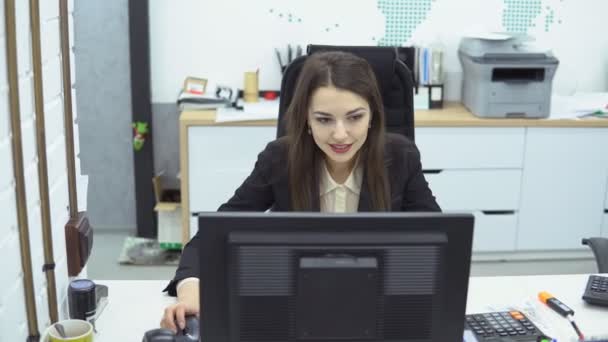 Gente de negocios trabajando en oficina — Vídeo de stock
