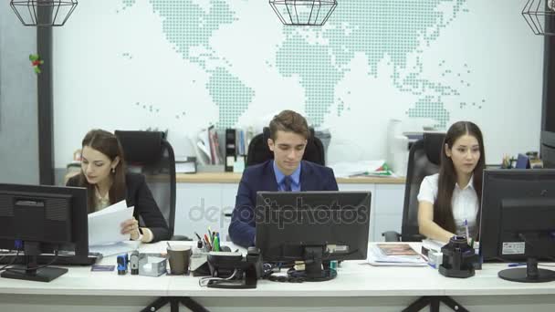 Ofiste çalışan iş adamları — Stok video