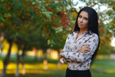 parkta genç esmer güzel