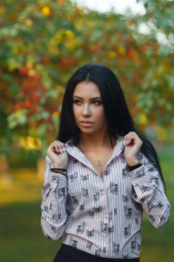 parkta genç esmer güzel