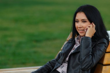 parkta genç esmer güzel