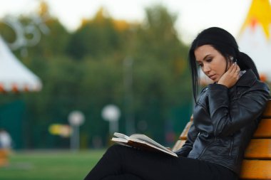 parkta genç esmer güzel