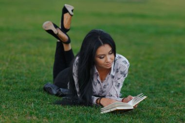 parkta genç esmer güzel