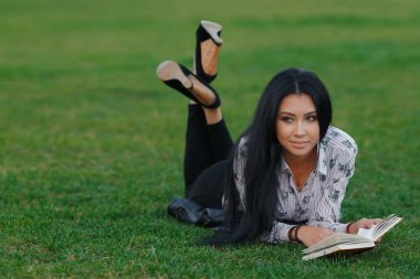 parkta genç esmer güzel