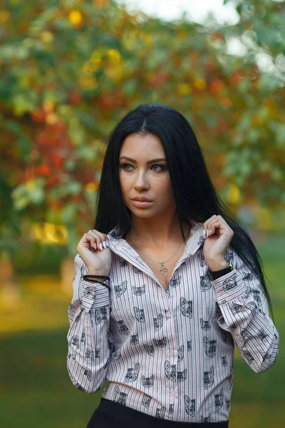 parkta genç esmer güzel