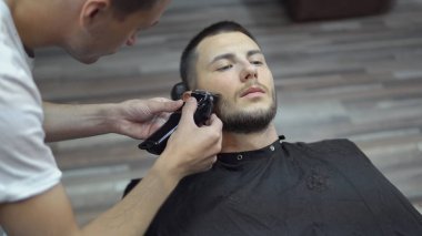 Berber Dükkanı genç yakışıklı adam