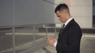 İş adamları ofis binası yakınındaki çalışırken