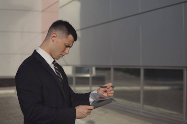 İş adamları ofis binası yakınındaki çalışırken