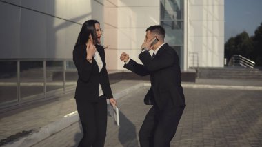 İş adamları ofis binası yakınındaki çalışırken