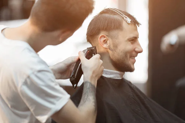 Молодий красивий чоловік в перукарні — стокове фото