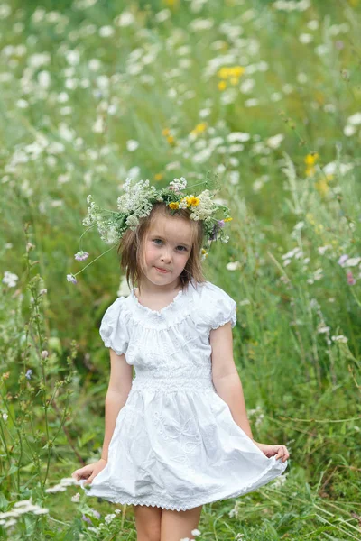 Çocuk beyaz elbise ve çiçek çelenk