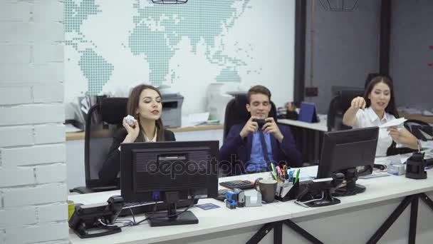 Les gens d'affaires travaillant dans le bureau — Video