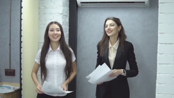 Les gens d'affaires travaillant dans le bureau — Video