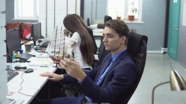 Ofiste çalışan iş adamları