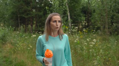 Kız içme suyu şişe sonra koşu spor.