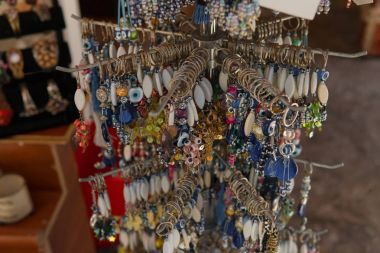 Hediyelik eşya dükkanı, anahtarlık ve biblo ile vitrin