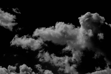 Beyaz siyah arka plan üzerine izole bulutlar topluluğu