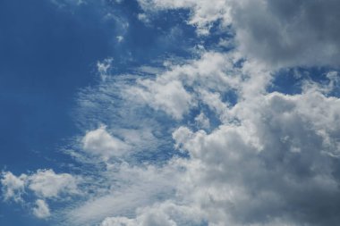 mavi gökyüzü düz beyaz bulutlar ile temizleyin.