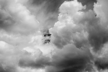 Siyah arkaplanda beyaz bulutlar izole