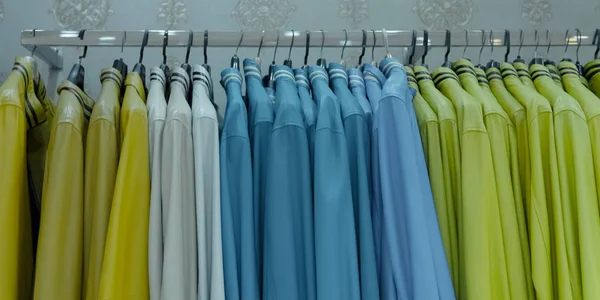 Colourful rows leather jackets on the racks, closeup, clothing shop. — Stock Photo, Image