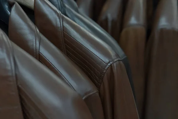 Close up de jaquetas de couro marrom no rack — Fotografia de Stock