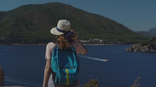 Menschen im Urlaub in warmen Ländern — Stockvideo