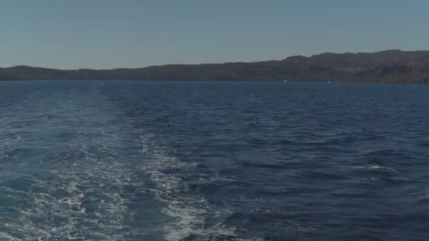 След хвоста скоростной лодки на поверхности воды в море — стоковое видео