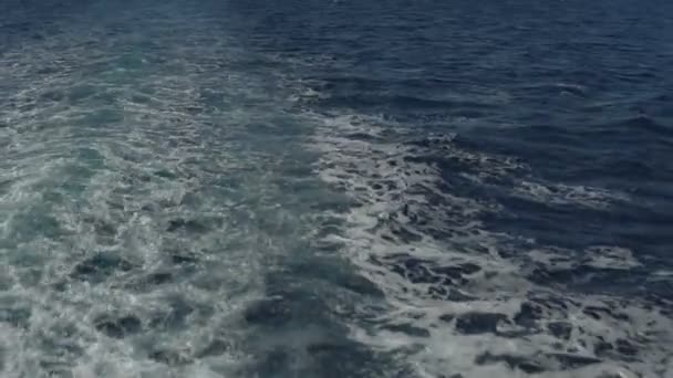 Ουρά παρακολούθησης του ταχύπλοο σκάφος στην επιφάνεια του νερού στη θάλασσα — Αρχείο Βίντεο