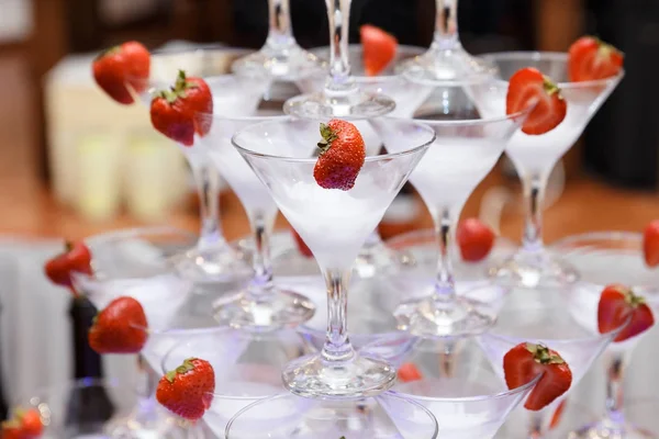 Pirámide de copas de champán con fresa en la fiesta de boda —  Fotos de Stock