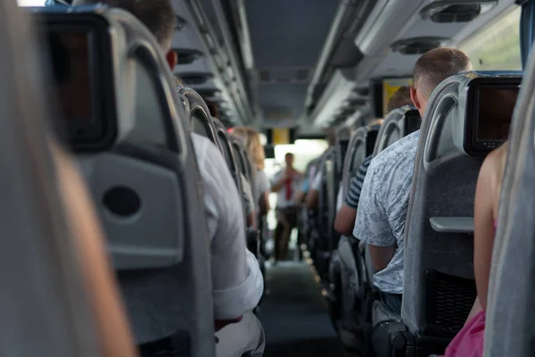 Os passageiros no ônibus durante a viagem com turistas e visita guiada . — Fotografia de Stock