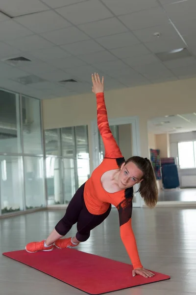 Encantadora deportista entrena en el gimnasio — Foto de Stock