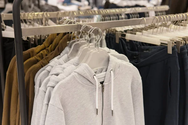 Ropa de hombre en la tienda. concepto de compras — Foto de Stock