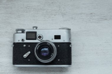 Eski film fotoğraf gri bir arka plan üzerinde