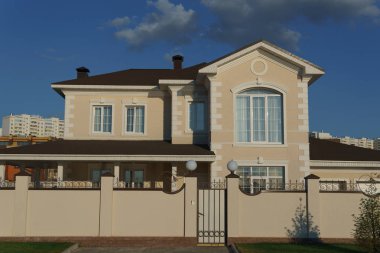 Banliyöde bir çit ile büyük özel ev