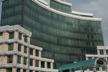 Panoramik pencereler temiz bir gökyüzü arka planı ile yüksek bina