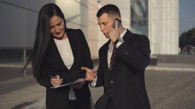 İş adamları ofis binası yakınındaki çalışırken