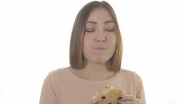 Genç kadın yemek iştah açıcı burger