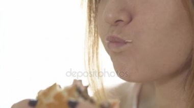 Genç kadın yemek iştah açıcı burger