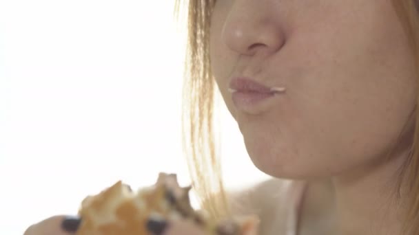 Mujer joven comiendo hamburguesa apetitosa — Vídeo de stock