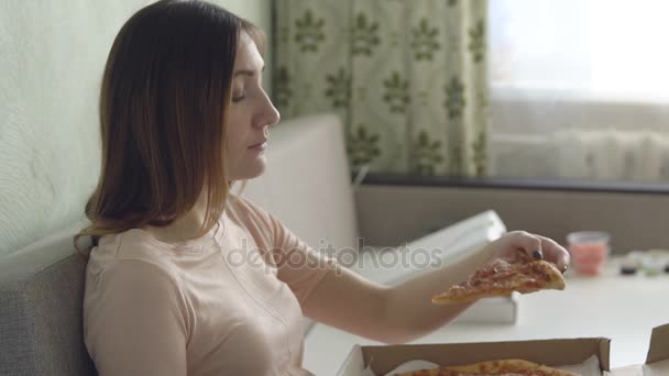 Одинокий день грустной девушки с пиццей — стоковое видео