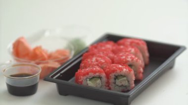 Suşi ve rulo. Lezzetli deniz ürünleri yemeği. Japon tarzı hizmet